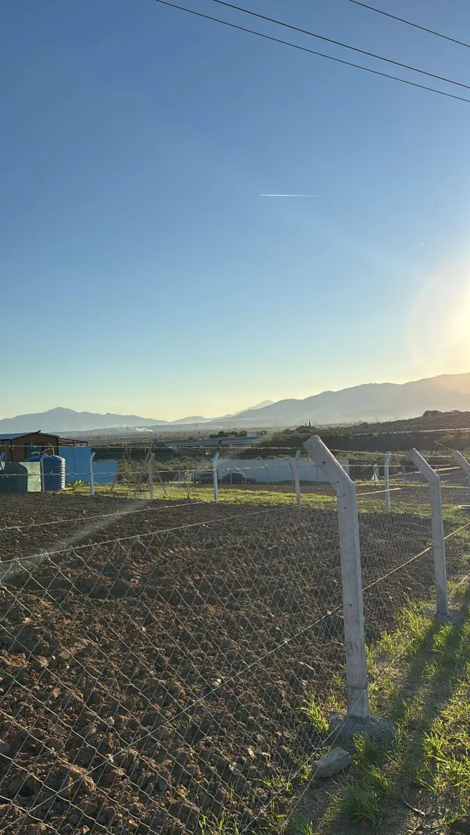 SATILIK ARAZİ  SINIRLI KÖY GİRİŞİ – OTOBAN YANI - Fotoğraf 1