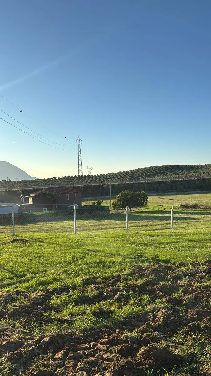 SATILIK ARAZİ  SINIRLI KÖY GİRİŞİ – OTOBAN YANI - Fotoğraf 2