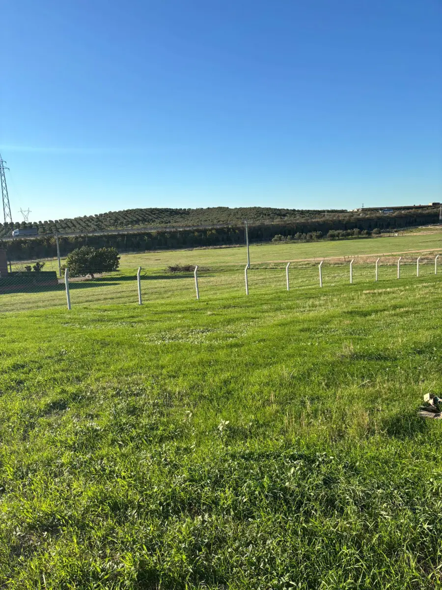 SATILIK ARAZİ  SINIRLI KÖY GİRİŞİ – OTOBAN YANI - Fotoğraf 5